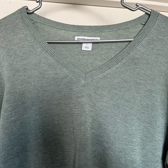 Amazon Essentials women’s v-neck simple green shirt. Size Large and long sleeved - Picture 2 of 4